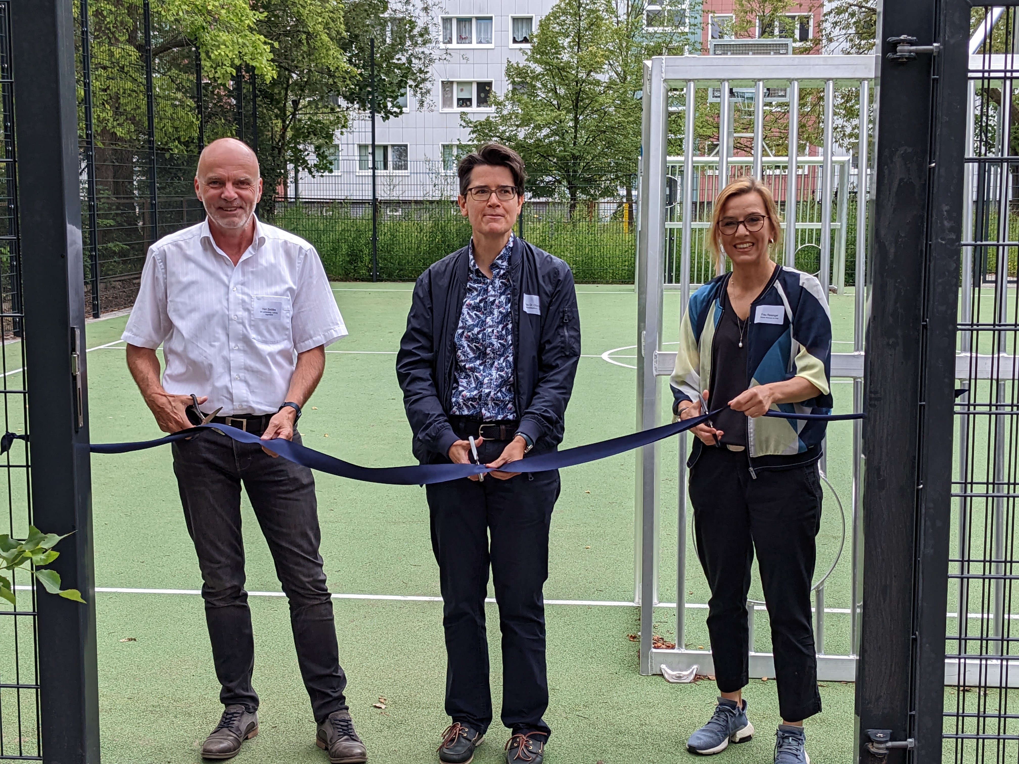 Rainer Zeddies, Sandra Obermeyer, Peggy Reisinger eröffnen den Bolzplatz